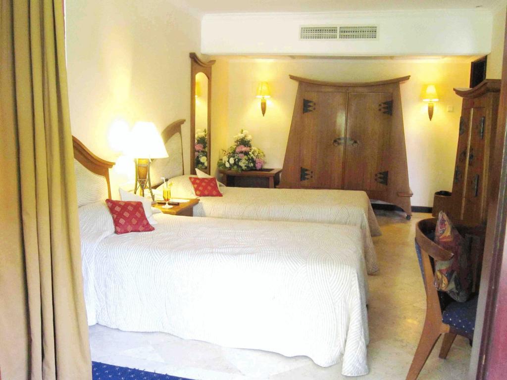 מלון סוראבאיה Equator חדר תמונה